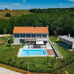 Povetica Сasa de vacaciones *